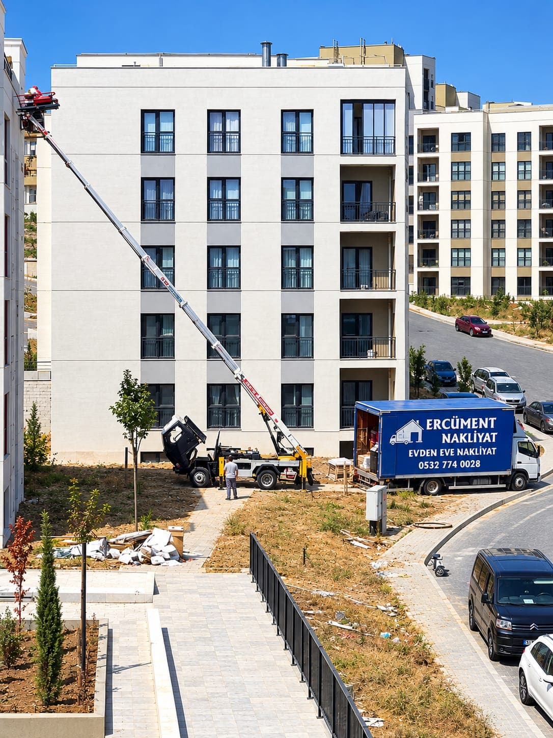 Ercüment Nakliyat kamyonu ve asansörlü taşıma aracı bir sitede taşıma yaparken