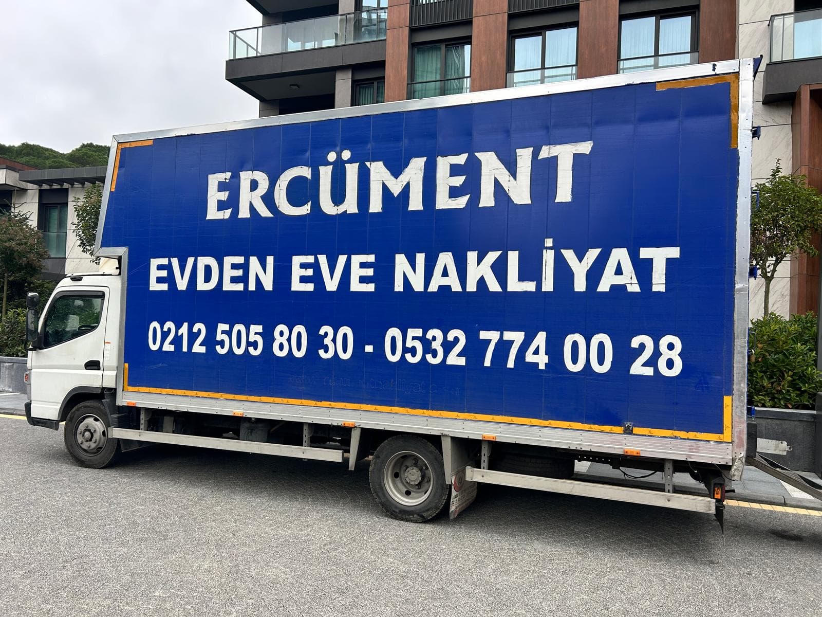Ercüment Nakliyat kapalı kasa kamyonunun yandan görünümü