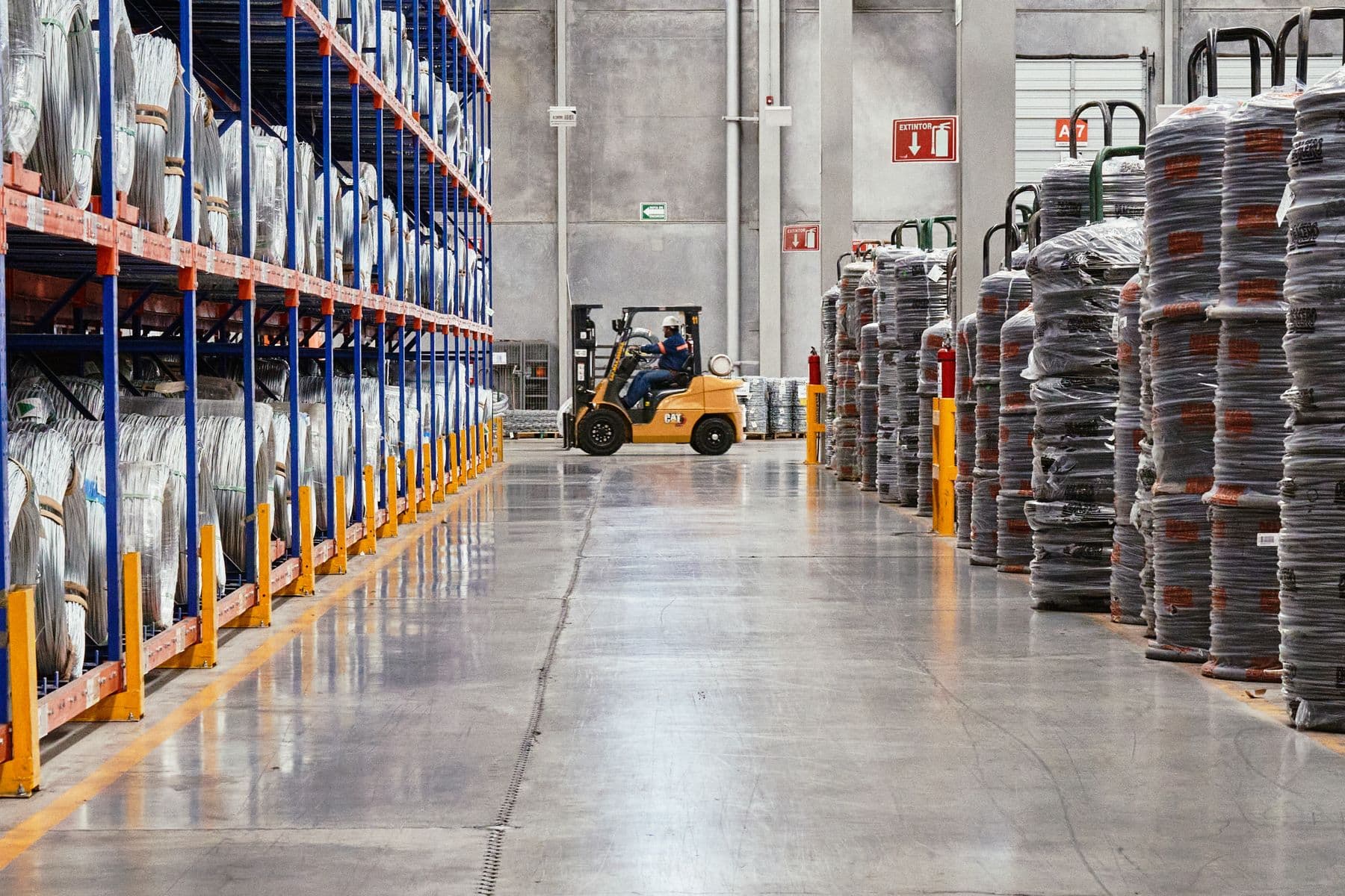 Raflı depoda yük taşıyan forklift